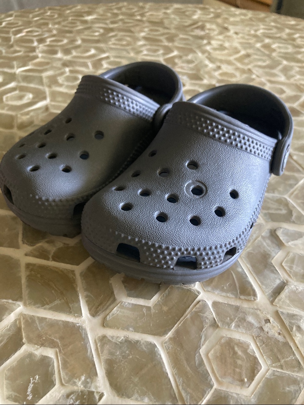 LIKE NEW! CROCS Kids Classic Clog in ‘slate grey’ - Picture 4 of 12